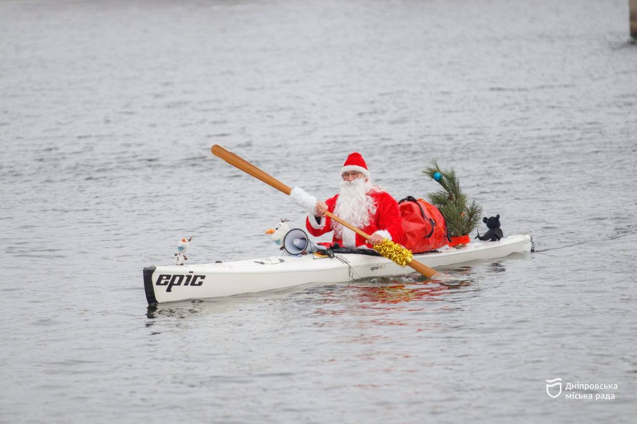 У Дніпрі відбувся святковий заплив на байдарках і драгонботах - 28.12.2025