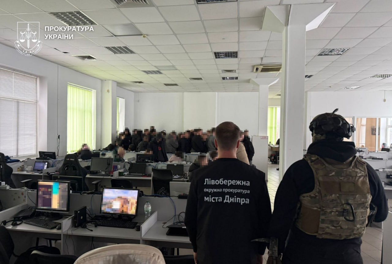 У Дніпрі викрили шахрайський кол-центр на 100 робочих місць: триває розслідування - 30.12.2025