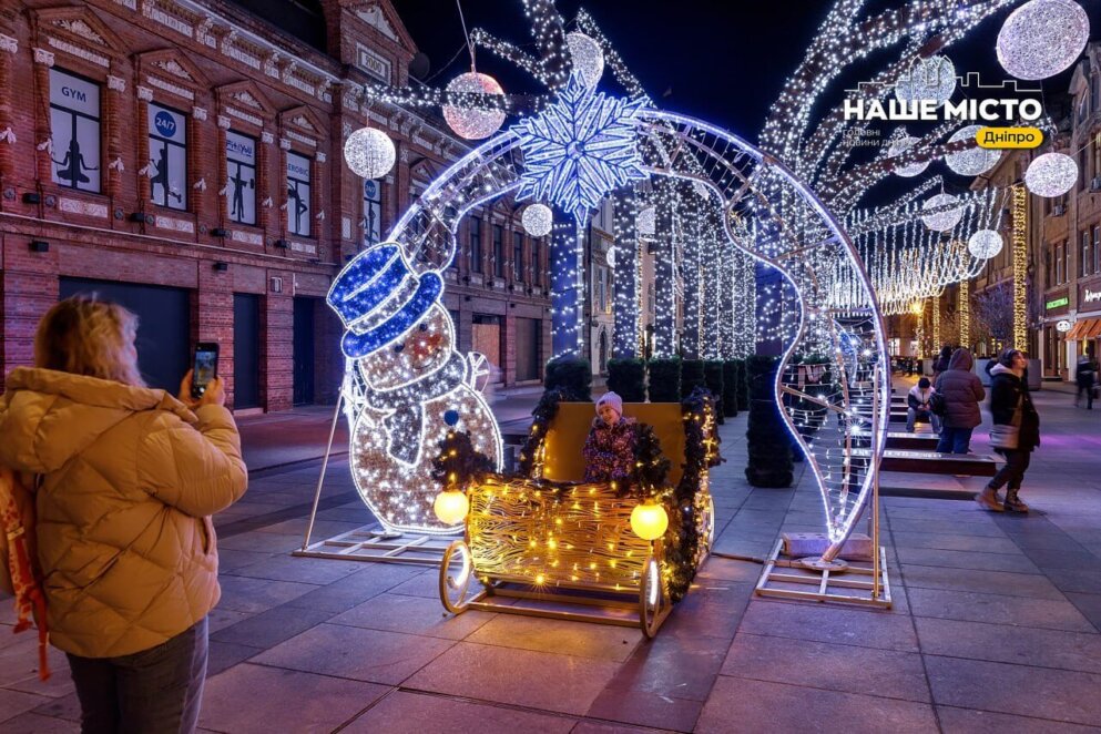 У Дніпрі встановлюють новорічну ілюмінацію - 10.12.2025
