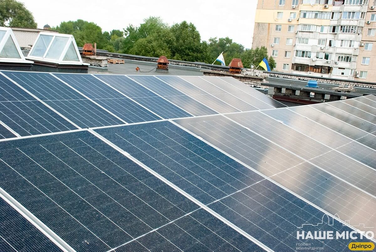 У школах Дніпра встановлюють сонячні електростанції: як місто робить освіту стійкою до блекаутів