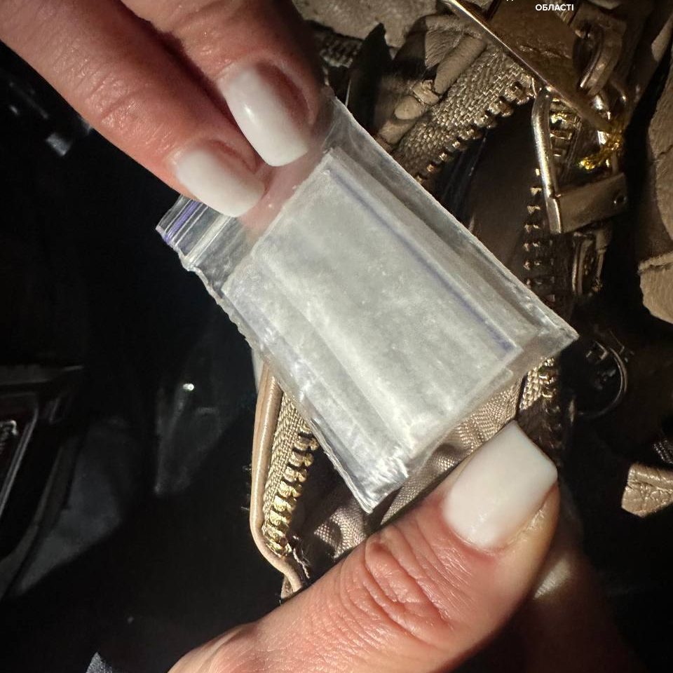 У Дніпрі поліція виявила речовини схожі на наркотичні у жінки -04.12.2025