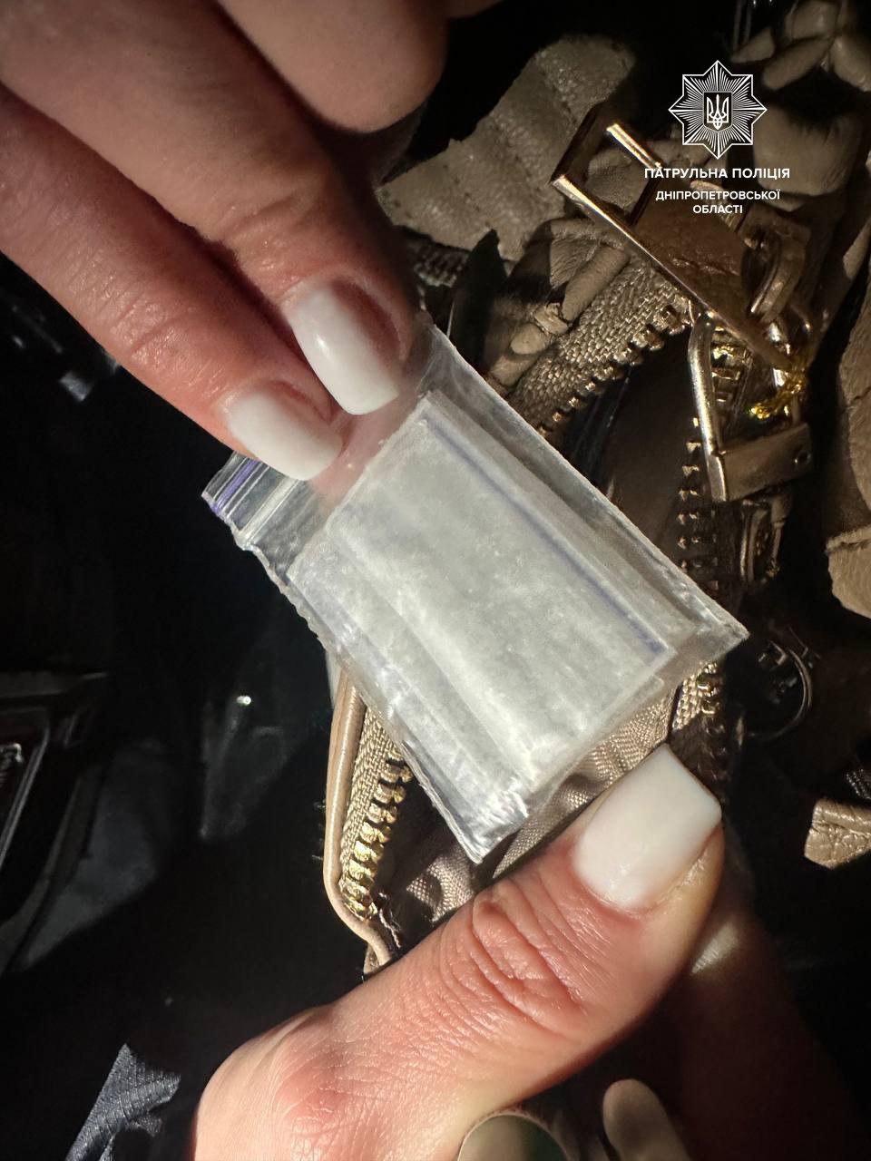 У Дніпрі поліція виявила речовини схожі на наркотичні у жінки -04.12.2025