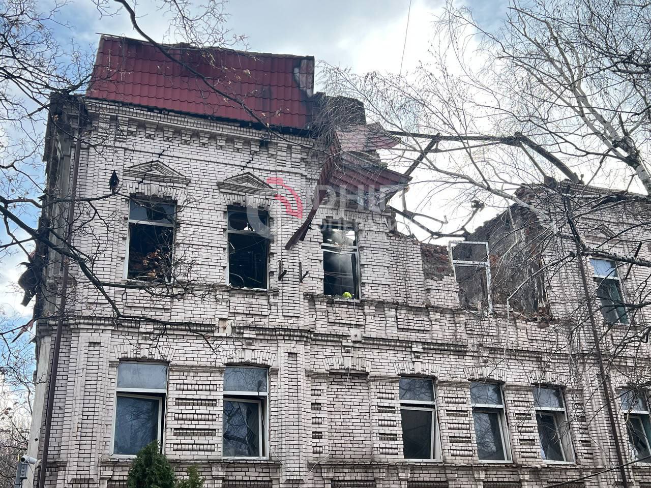 У Дніпрі внаслідок нічної атаки БпЛА в одній з будівель зруйнований дах та верхній поверх