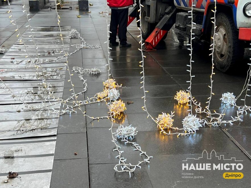 У Дніпрі встановлюють новорічну ілюмінацію - 10.12.2025