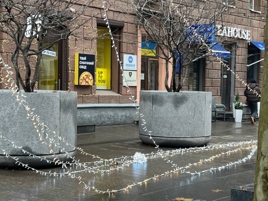 У Дніпрі встановлюють новорічну ілюмінацію - 10.12.2025