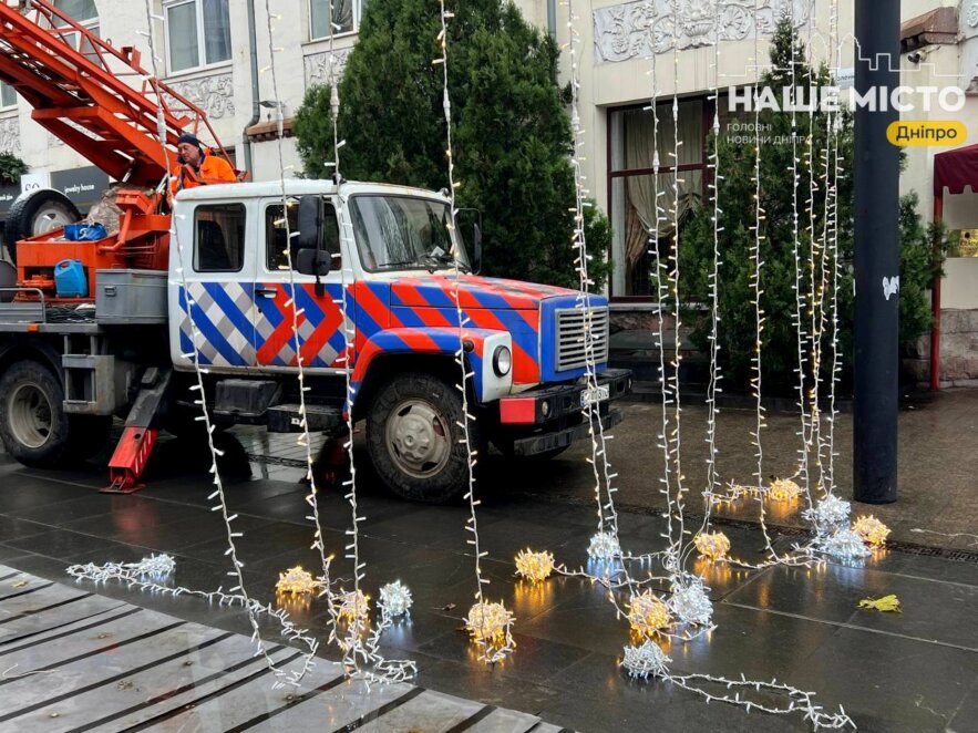 У Дніпрі встановлюють новорічну ілюмінацію - 10.12.2025