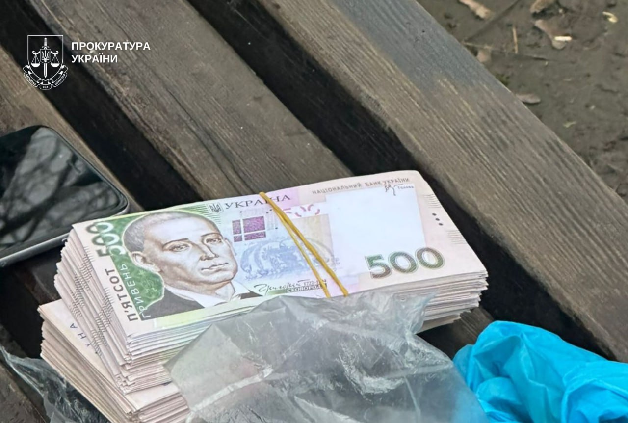 У Кривому Розі чоловік вимагав 300 тис. грн за мовчання про особисте життя - 16.12.2025