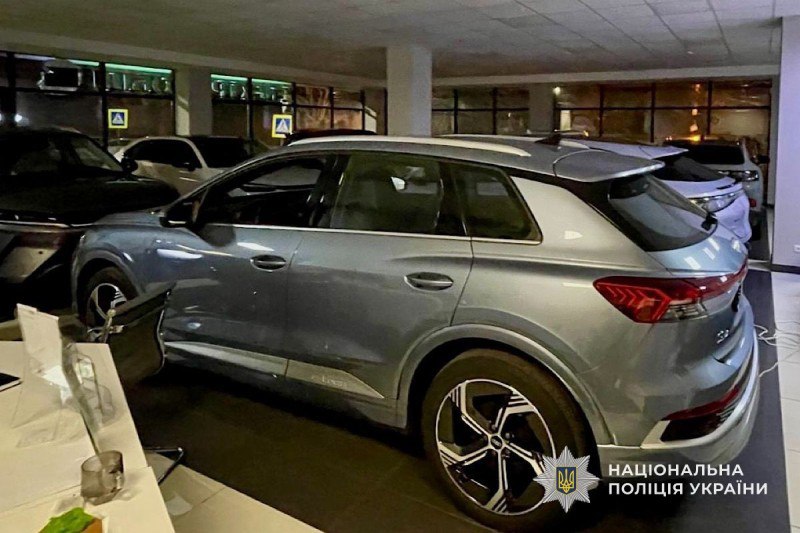 Агресивний клієнт пошкодив автомобілі у дніпровському автосалоні - 17.12.2025