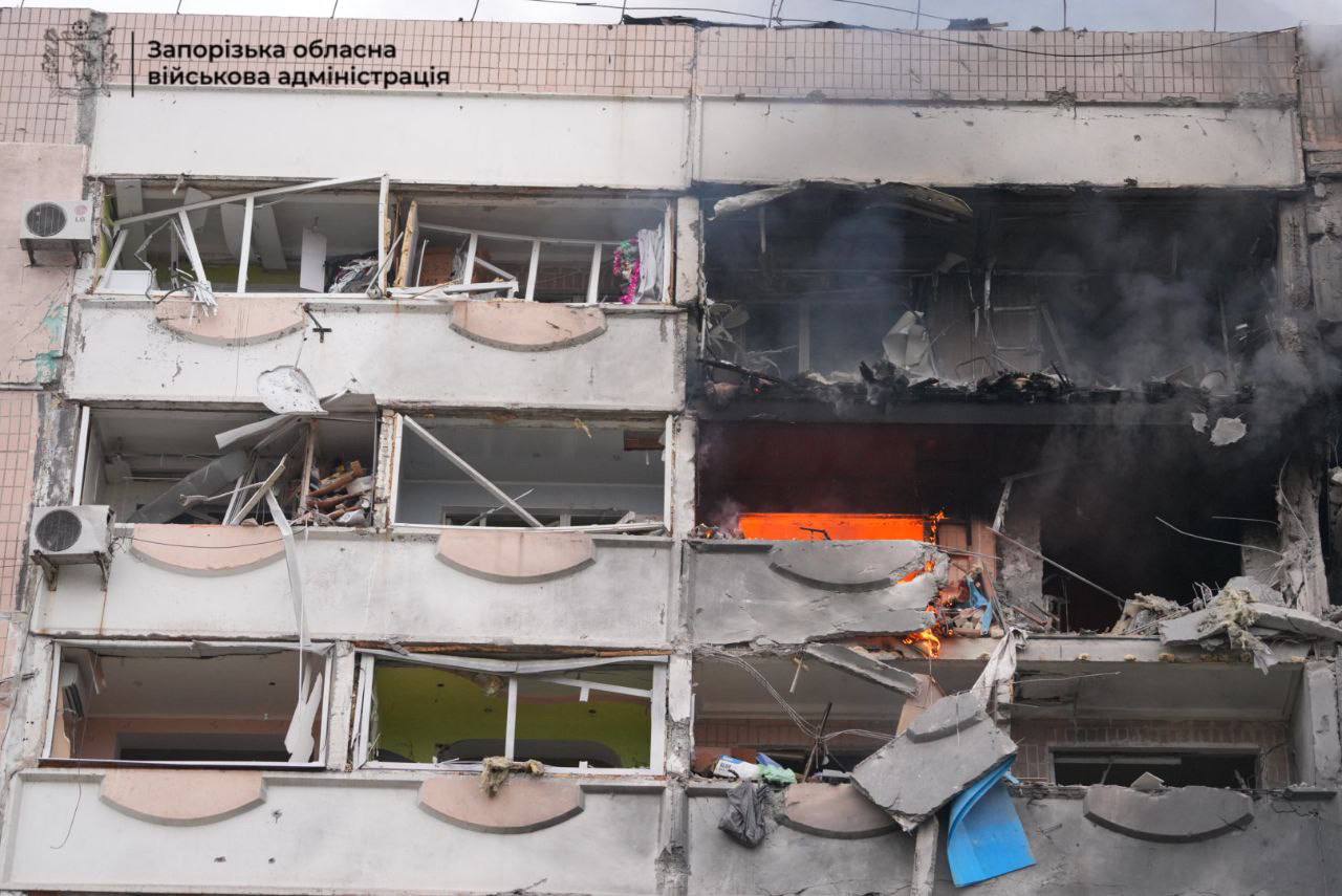 Щонайменше 21 людина, зокрема одна дитина, постраждали внаслідок ворожої атаки на Запоріжжя та Запорізький район - 17.12.2025