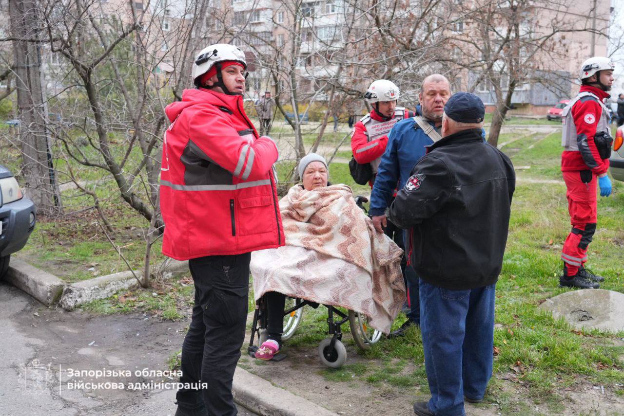 Щонайменше 21 людина, зокрема одна дитина, постраждали внаслідок ворожої атаки на Запоріжжя та Запорізький район - 17.12.2025