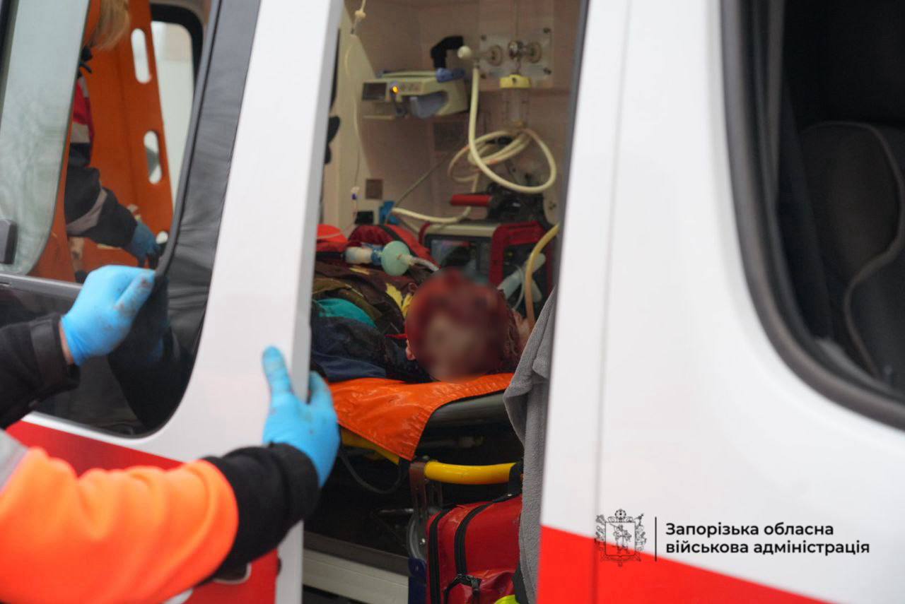 Щонайменше 21 людина, зокрема одна дитина, постраждали внаслідок ворожої атаки на Запоріжжя та Запорізький район - 17.12.2025