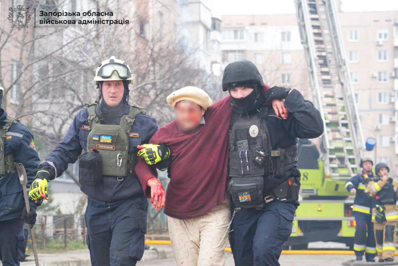 Щонайменше 21 людина, зокрема одна дитина, постраждали внаслідок ворожої атаки на Запоріжжя та Запорізький район  - 17.12.2025