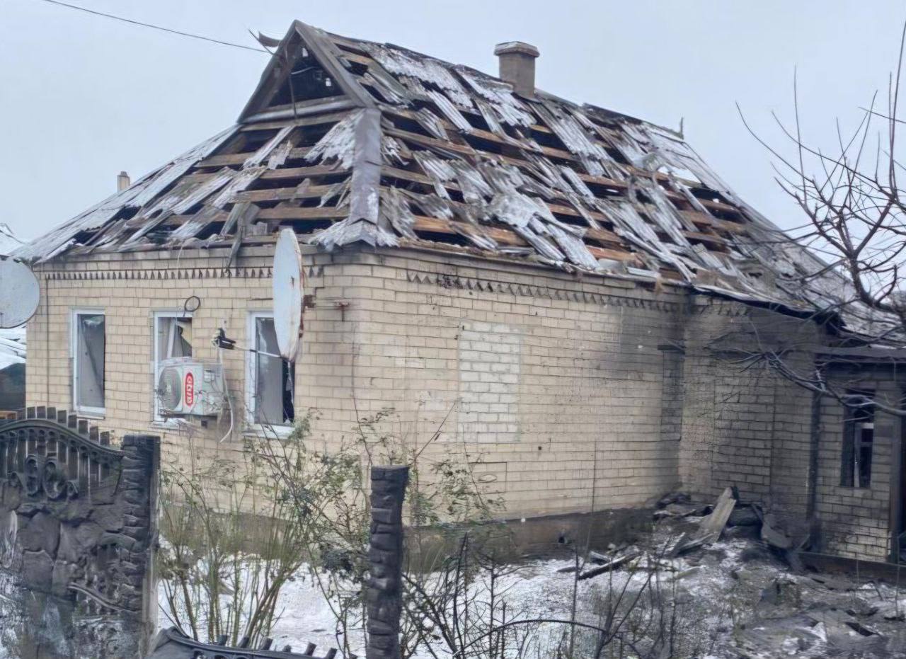 Ворог атакував Дніпропетровщину дронами та КАБами: є постраждалі - 29.12.2025