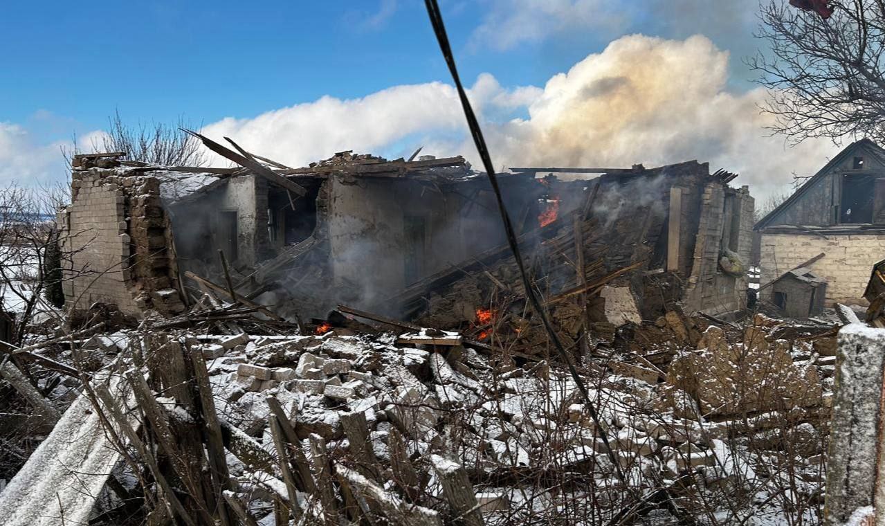 Пошкоджений приватний будинок після атаки дрона на Дніпропетровщині