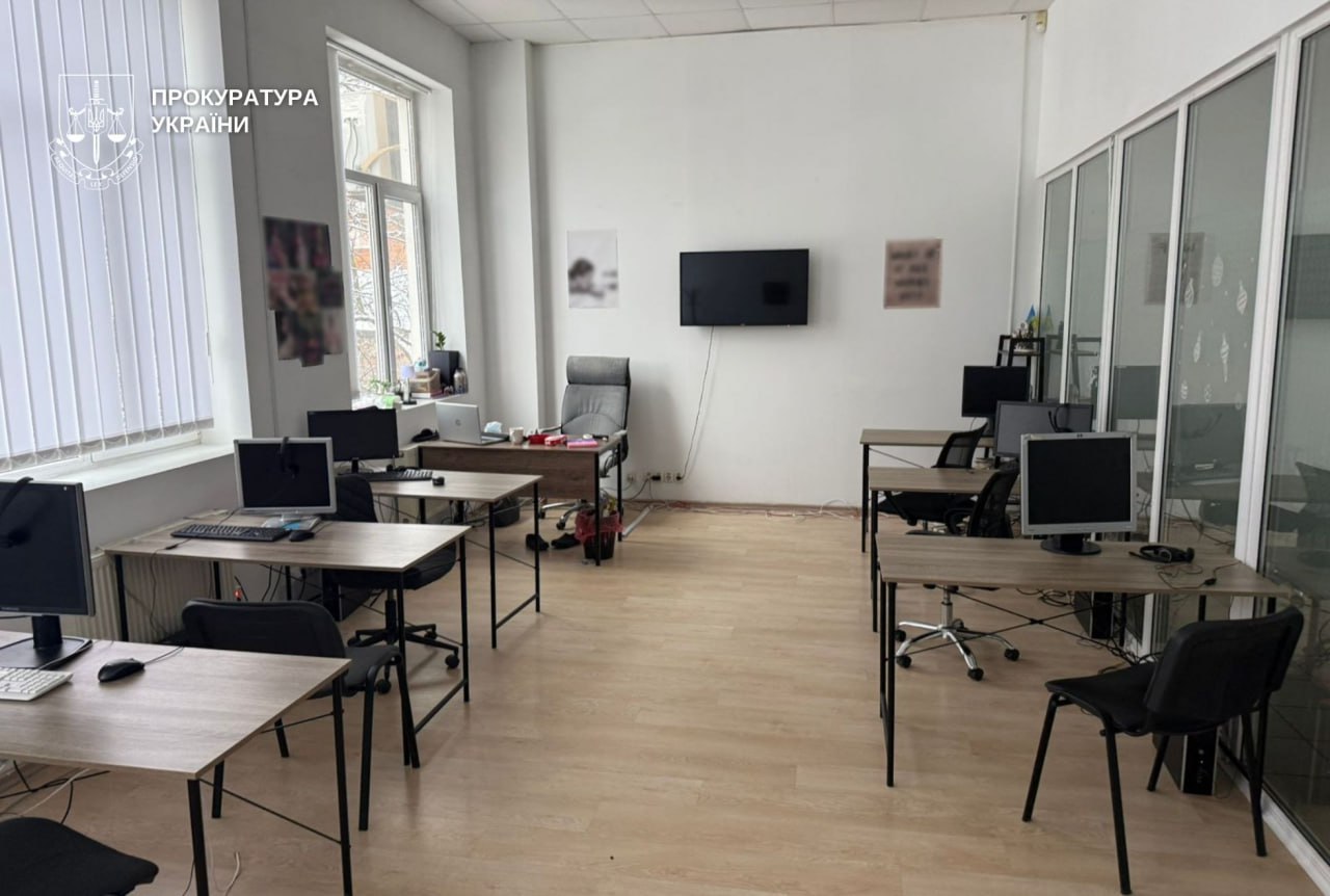 У Дніпрі викрили шахрайський кол-центр на 100 робочих місць: триває розслідування - 30.12.2025