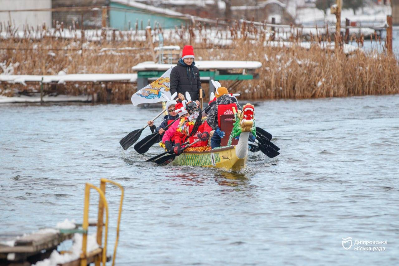 У Дніпрі відбувся святковий заплив на байдарках і драгонботах - 28.12.2025