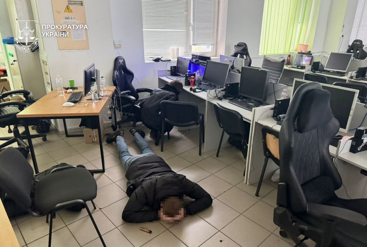 У Дніпрі викрили шахрайський кол-центр на 100 робочих місць: триває розслідування - 30.12.2025