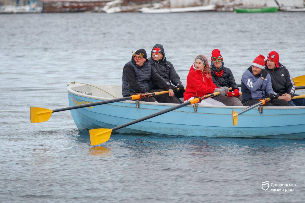 У Дніпрі відбувся святковий заплив на байдарках і драгонботах - 28.12.2025