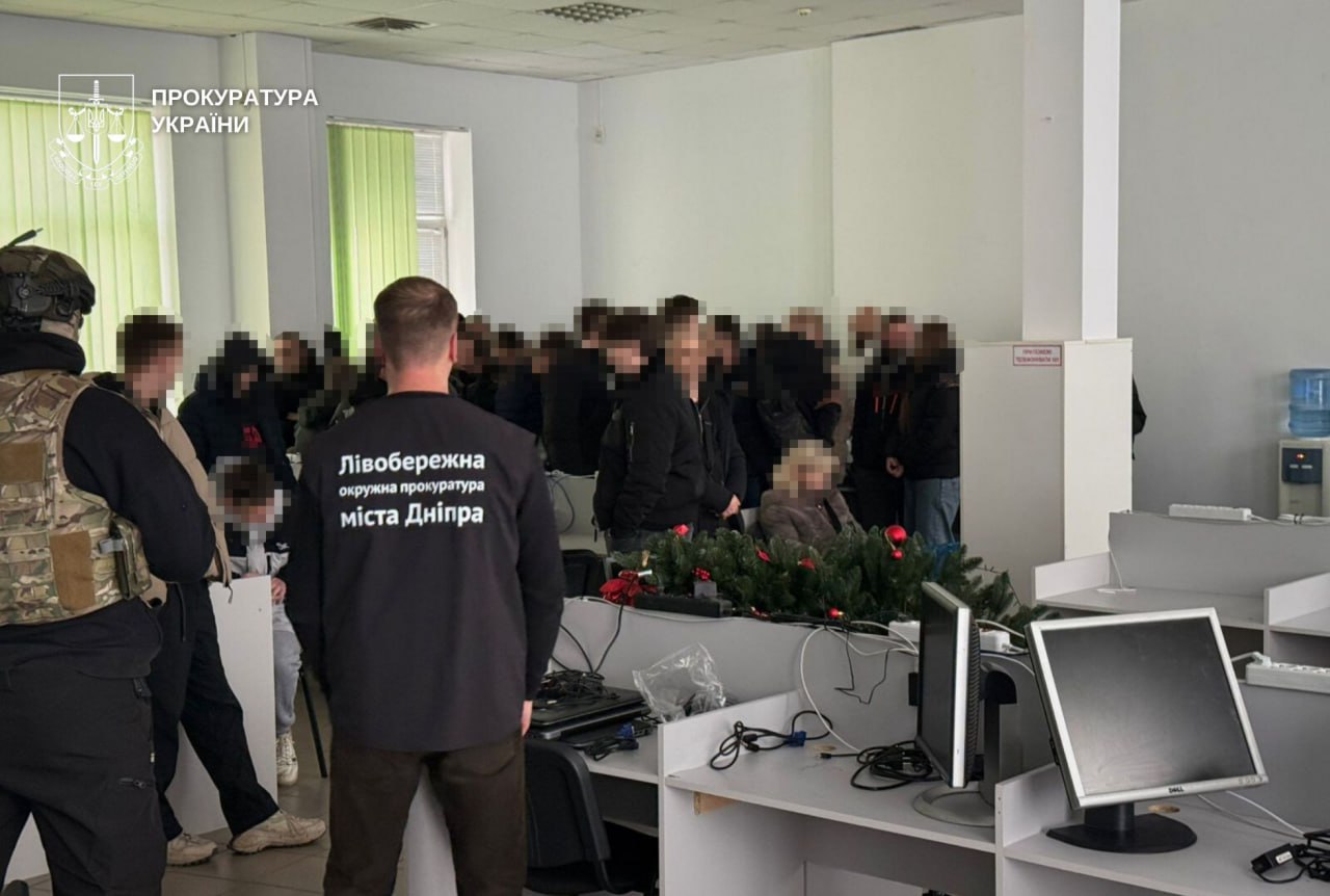 У Дніпрі викрили шахрайський кол-центр на 100 робочих місць: триває розслідування - 30.12.2025