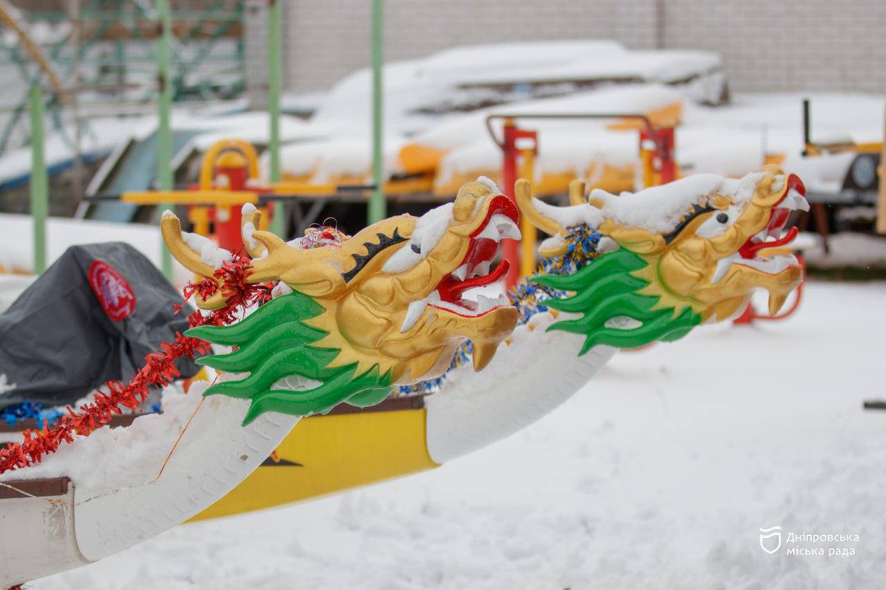 У Дніпрі відбувся святковий заплив на байдарках і драгонботах - 28.12.2025