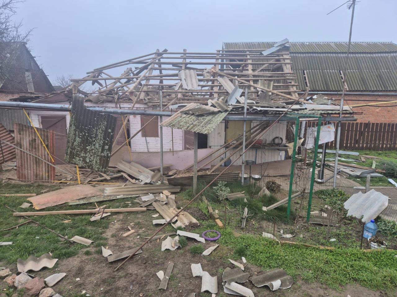 росіяни обстріляли Нікопольщину дронами та артилерією: постраждали 3 людини - 22.12.2025