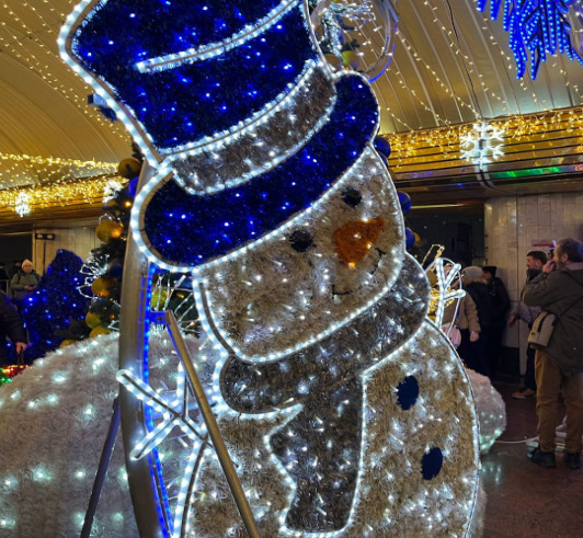 У метро Дніпра засяяла головна ялинка міста - 26.12.2024