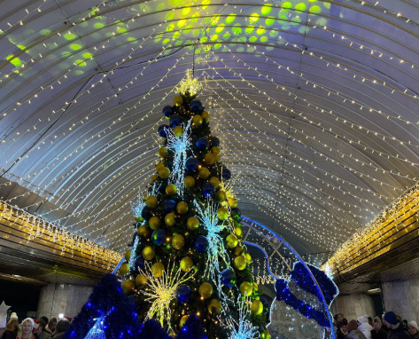 У метро Дніпра засяяла головна ялинка міста - 26.12.2024