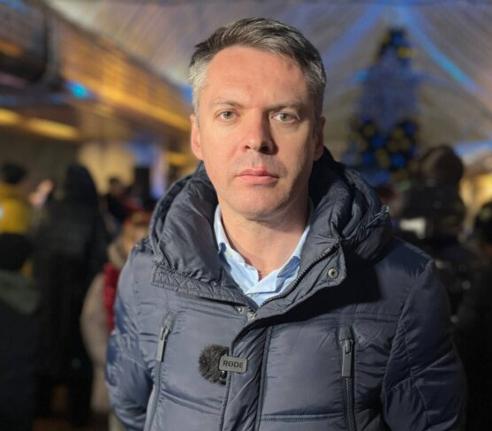 У метро Дніпра засяяла головна ялинка міста - 26.12.2024