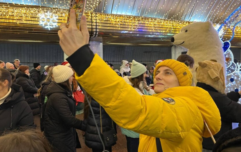 У метро Дніпра засяяла головна ялинка міста - 26.12.2024