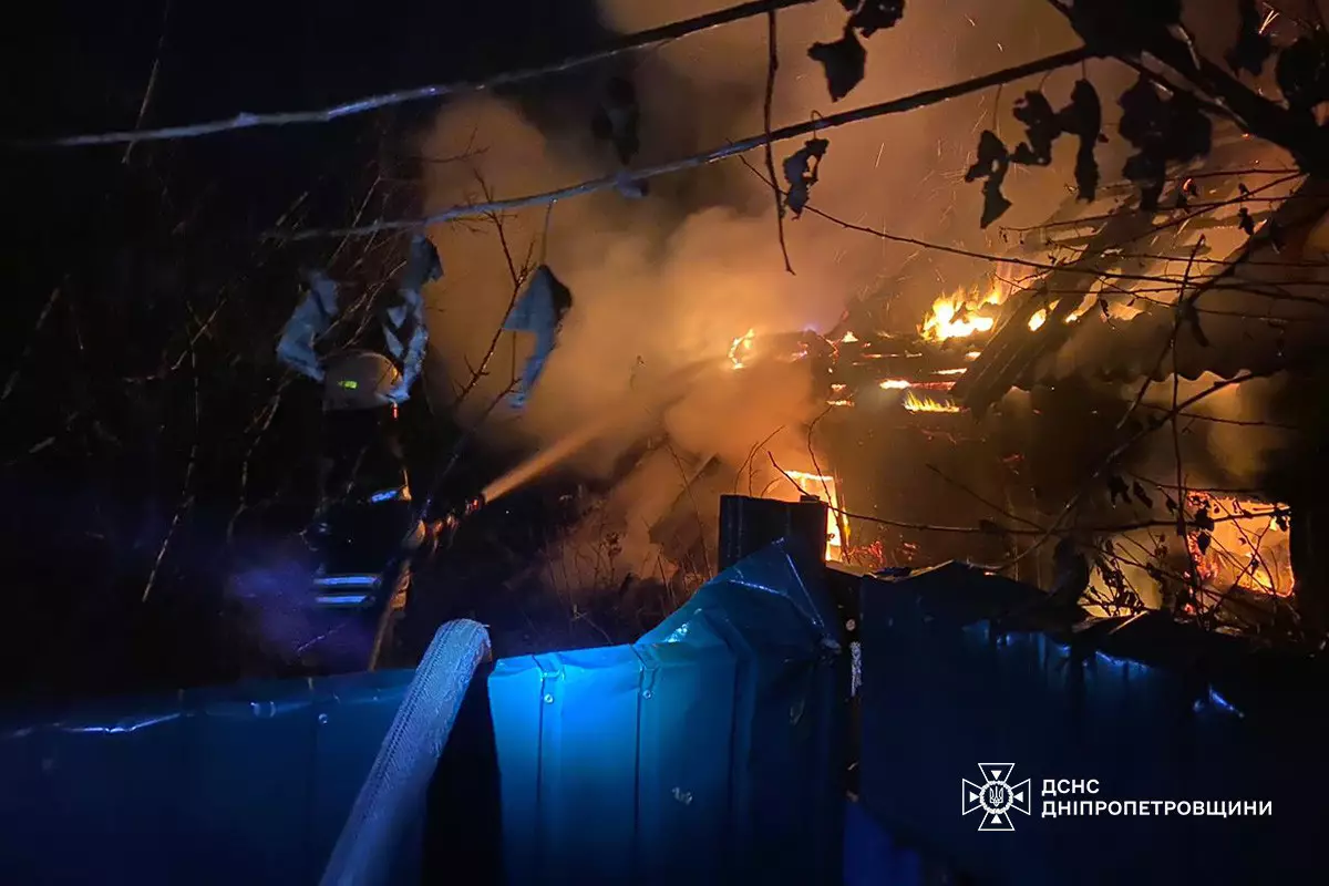 Пожежа у будинку на Павлоградщині: рятувальники ліквідували займання - 04.12.2025