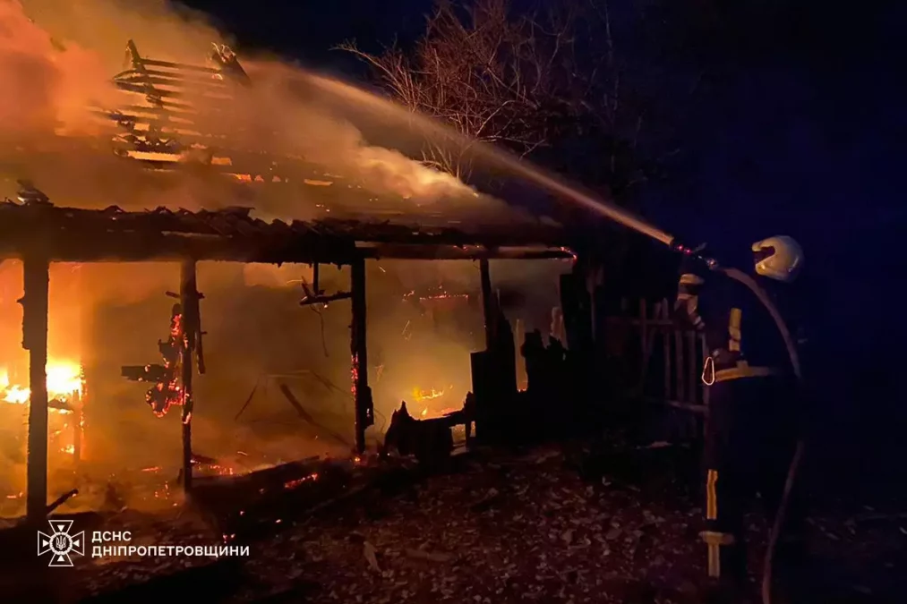 Пожежа у будинку на Павлоградщині: рятувальники ліквідували займання - 04.12.2025