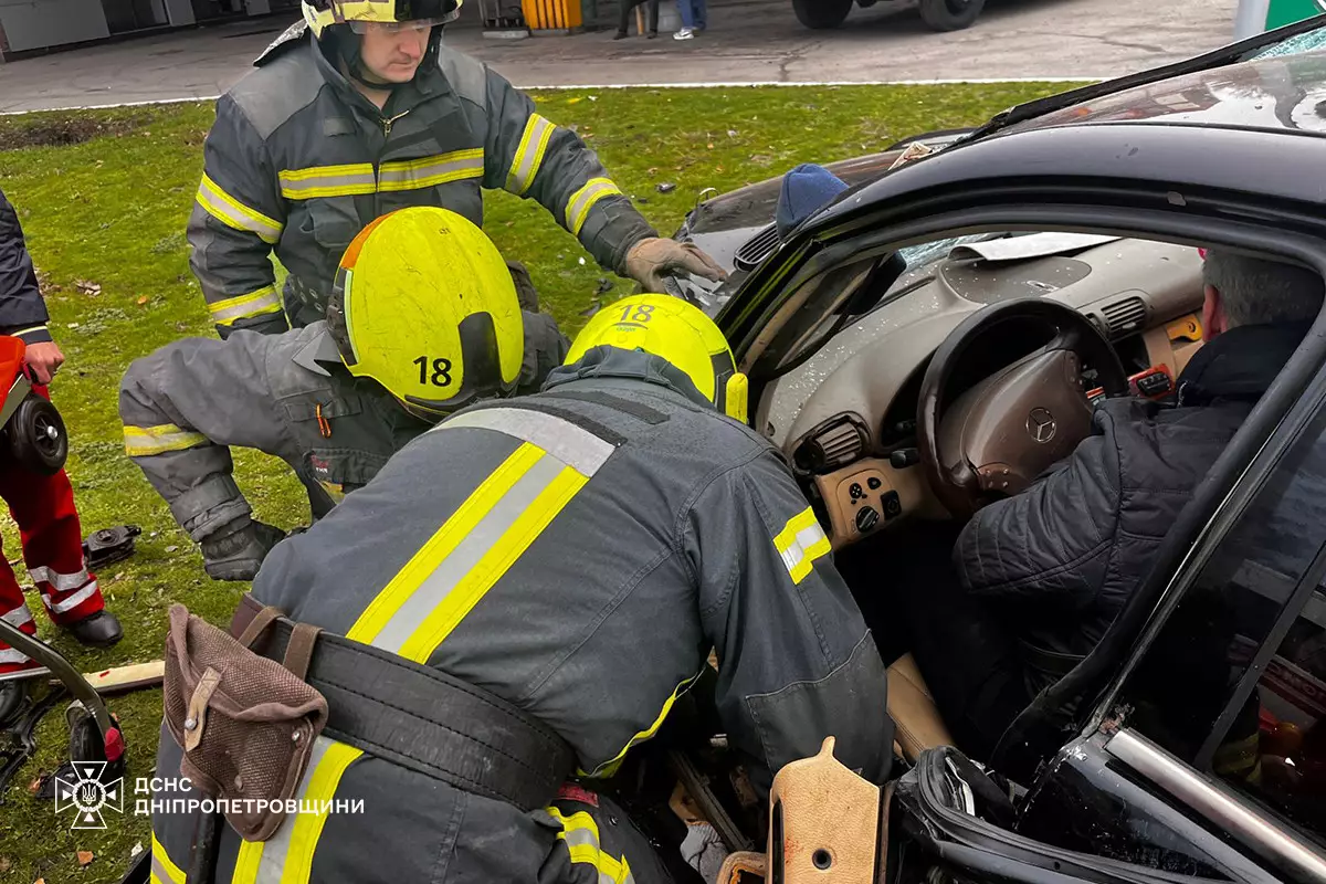 У Дніпрі зіткнулися 3 авто: двоє постраждалих -04.12.2025