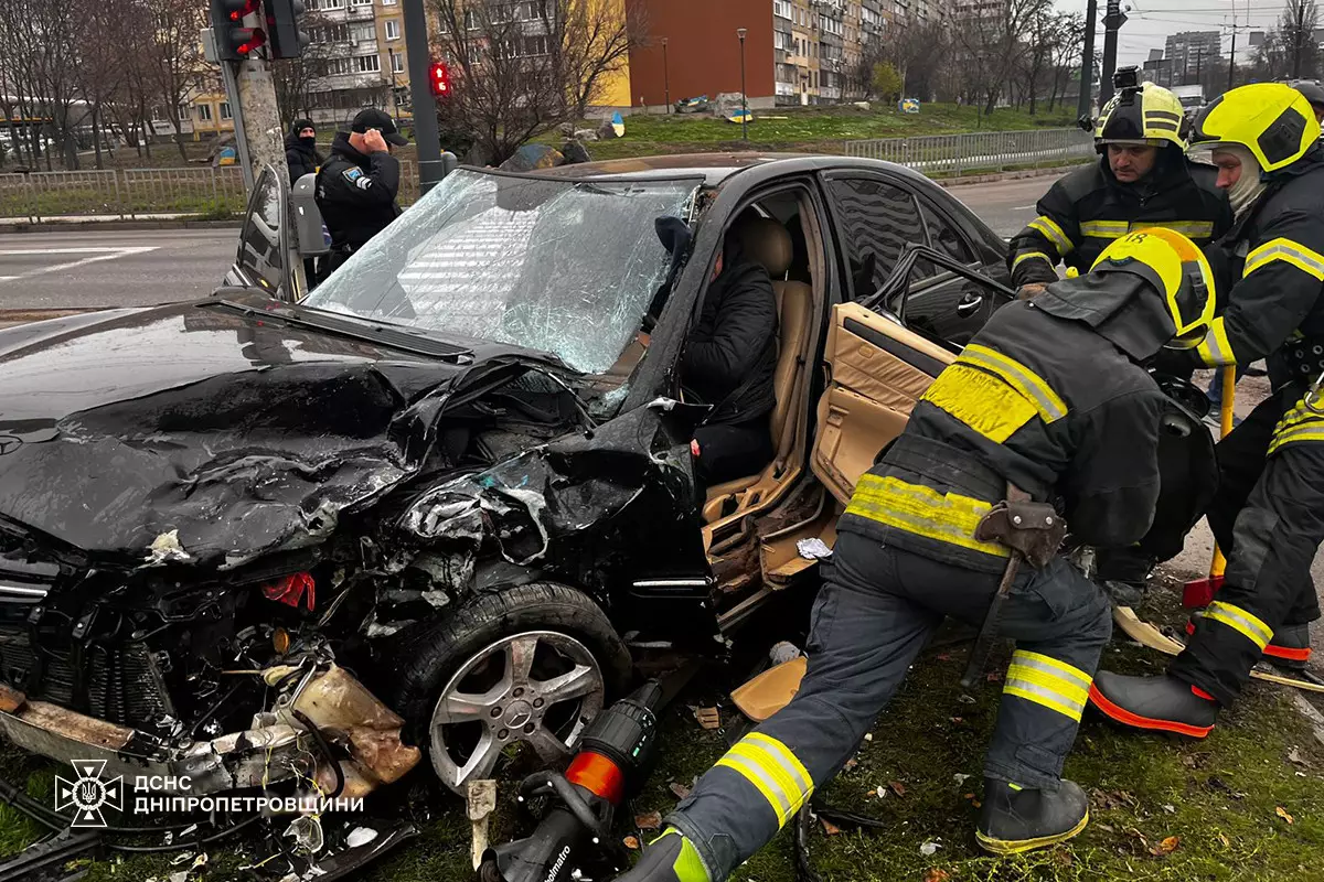 У Дніпрі зіткнулися 3 авто: двоє постраждалих -04.12.2025