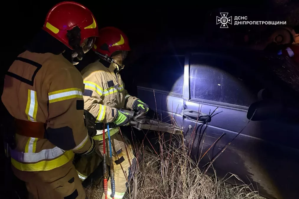 На Дніпропетровщині рятувальники деблокували чоловіка після зіткнення з вантажівкою - 11.12.2025
