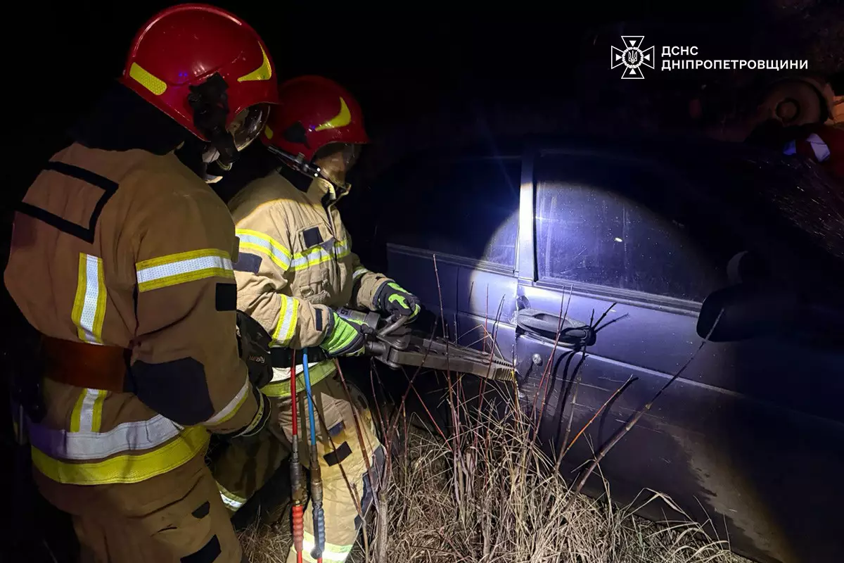 На Дніпропетровщині рятувальники деблокували чоловіка після зіткнення з вантажівкою - 11.12.2025