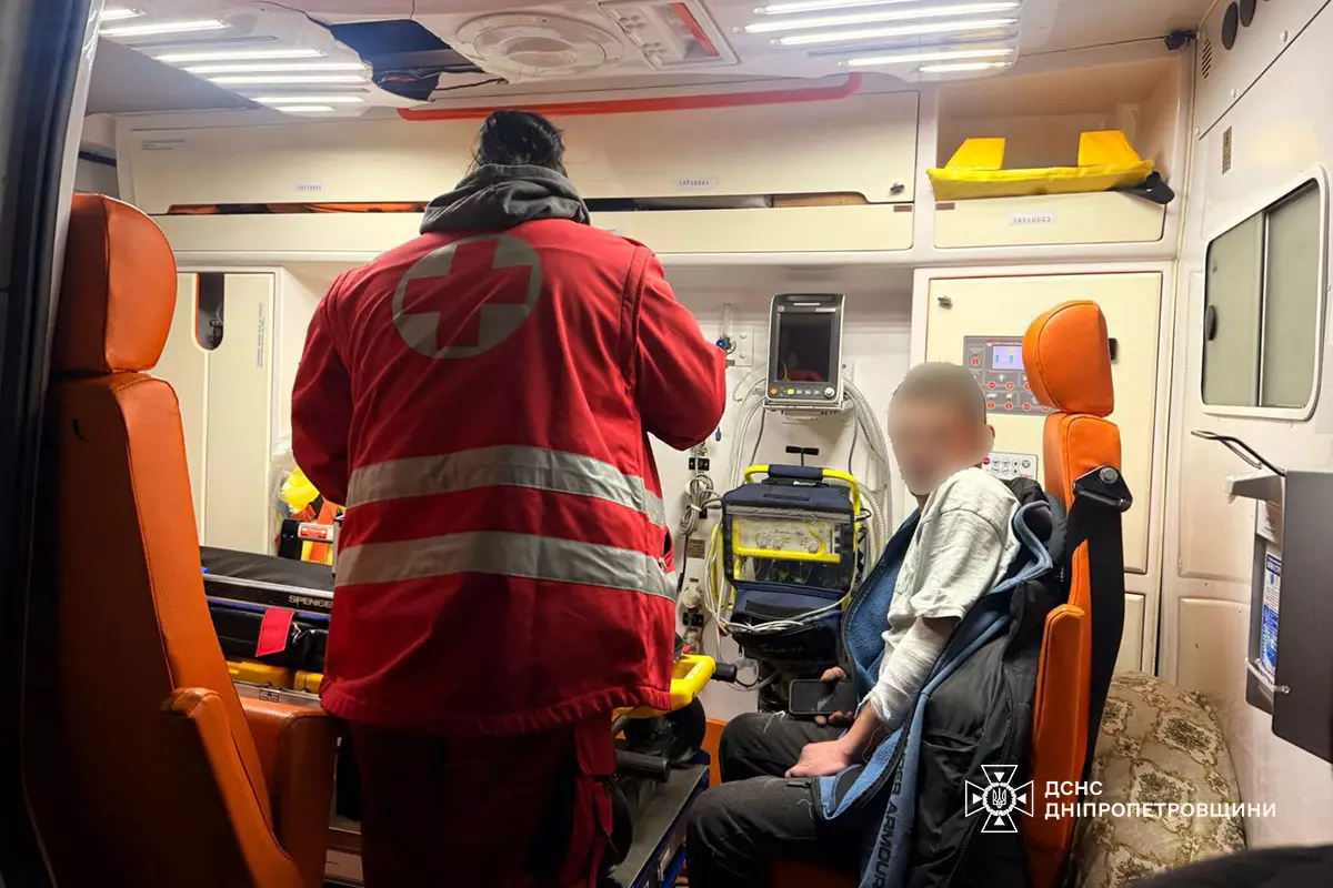 На Дніпропетровщині рятувальники деблокували чоловіка після зіткнення з вантажівкою - 11.12.2025