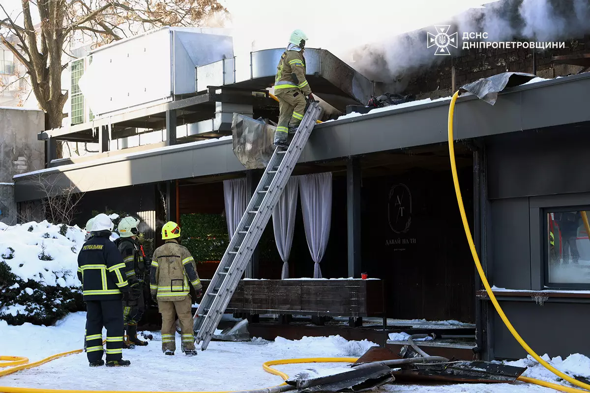 гасіння пожежі у приміщенні ресторану в Дніпрі