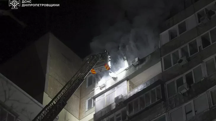 Рятувальники ДСНС біля багатоповерхівки після пожежі у Дніпрі