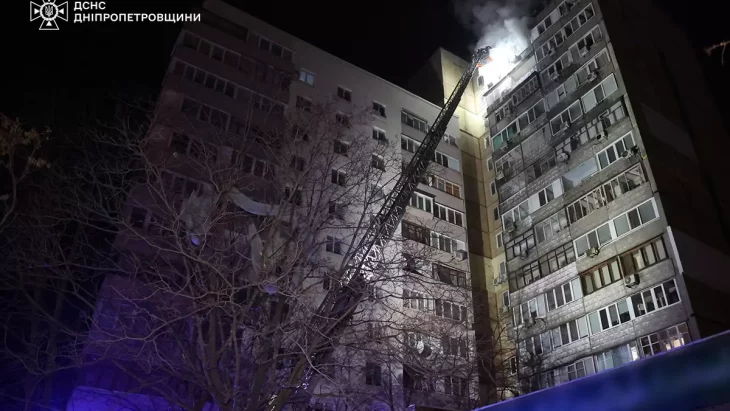 Рятувальники ДСНС біля багатоповерхівки після пожежі у Дніпрі