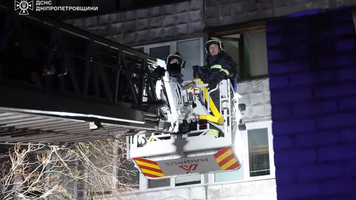 Рятувальники ДСНС біля багатоповерхівки після пожежі у Дніпрі