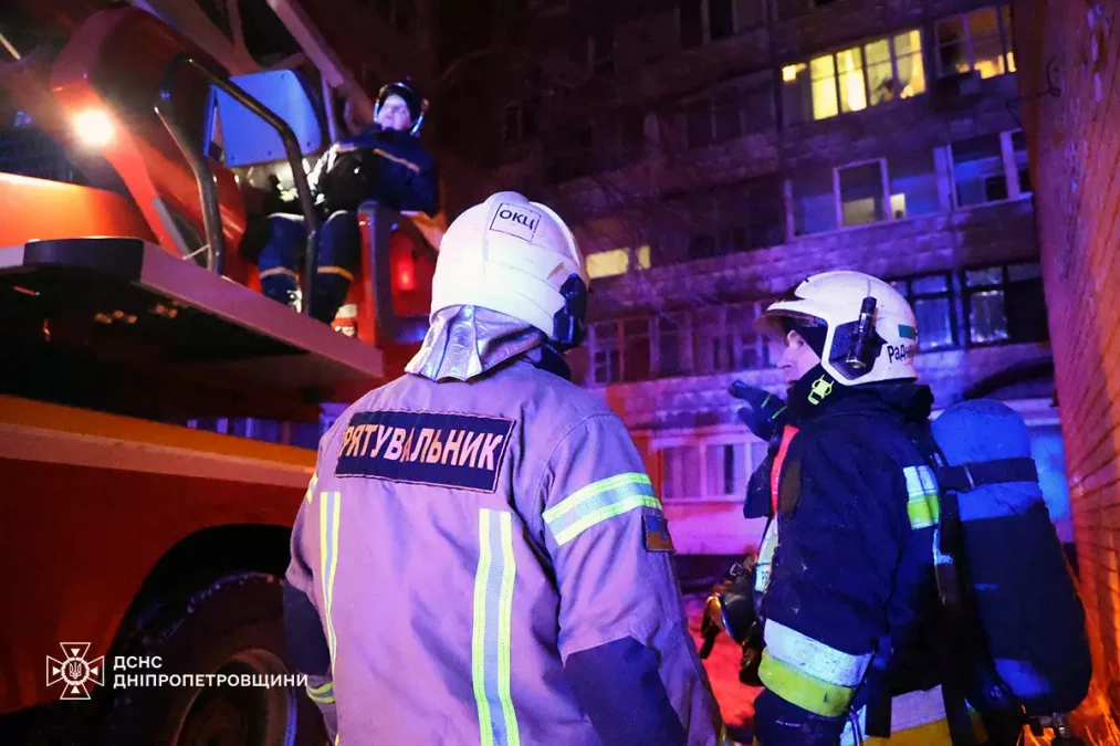 Рятувальники ДСНС біля багатоповерхівки після пожежі у Дніпрі