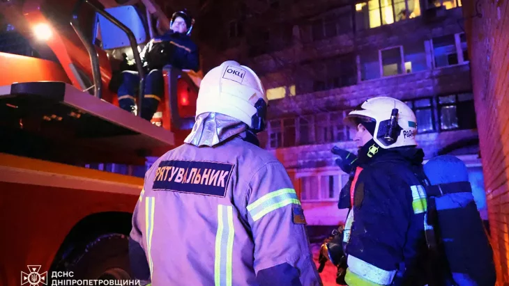 Рятувальники ДСНС біля багатоповерхівки після пожежі у Дніпрі