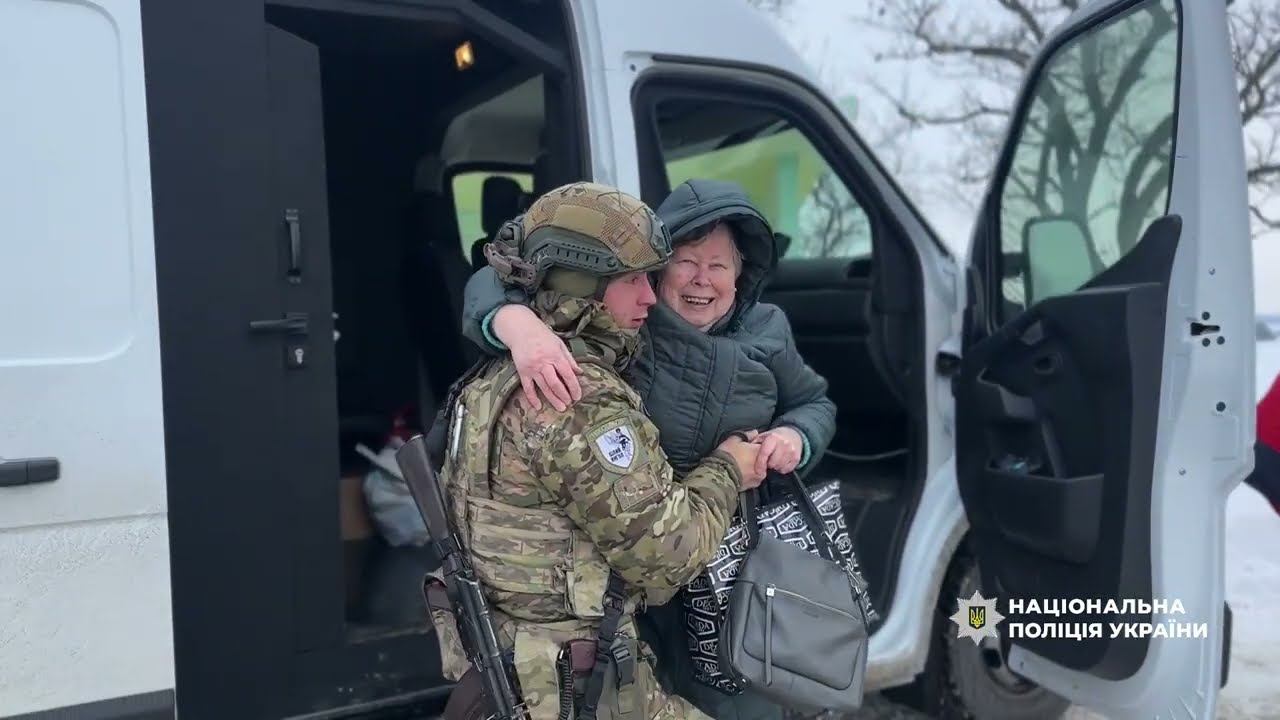 Поліцейські «Білий Янгол» допомогли евакуювати травмованого чоловіка з Нікополя - 28.01.2026