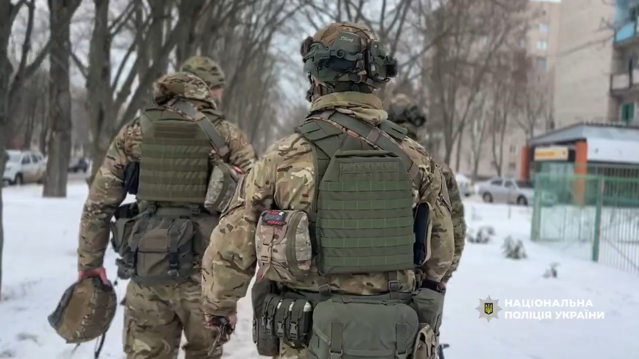 Поліцейські «Білий Янгол» допомогли евакуювати травмованого чоловіка з Нікополя - 28.01.2026