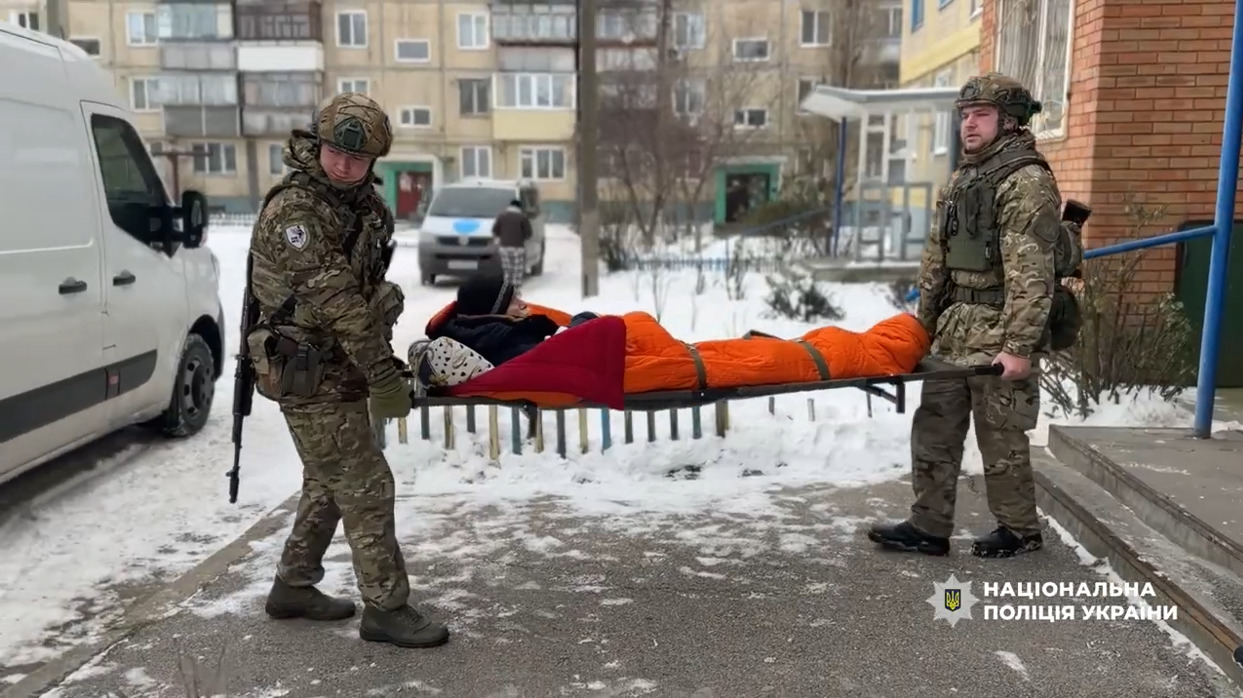 Поліцейські «Білий Янгол» допомогли евакуювати травмованого чоловіка з Нікополя - 28.01.2026
