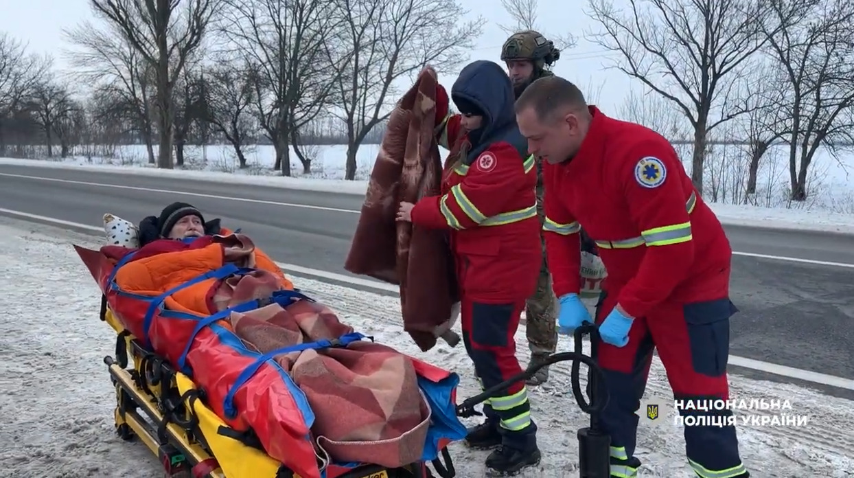  Поліцейські «Білий Янгол» допомогли евакуювати травмованого чоловіка з Нікополя - 28.01.2026