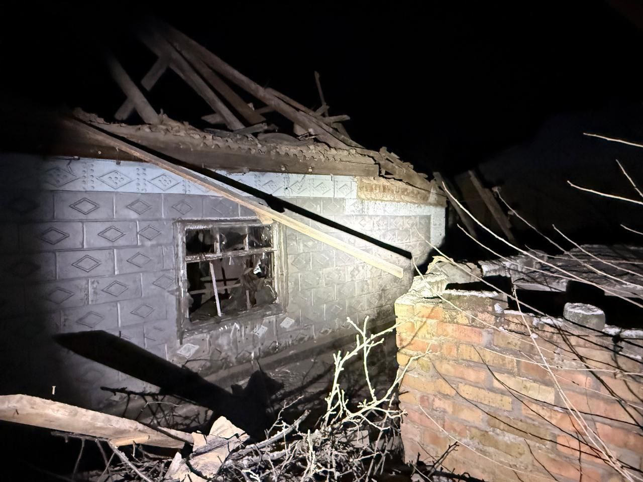 росіяни вночі атакували Нікопольщину артилерією та FPV-дронами: є постраждалий — 12.01.2026