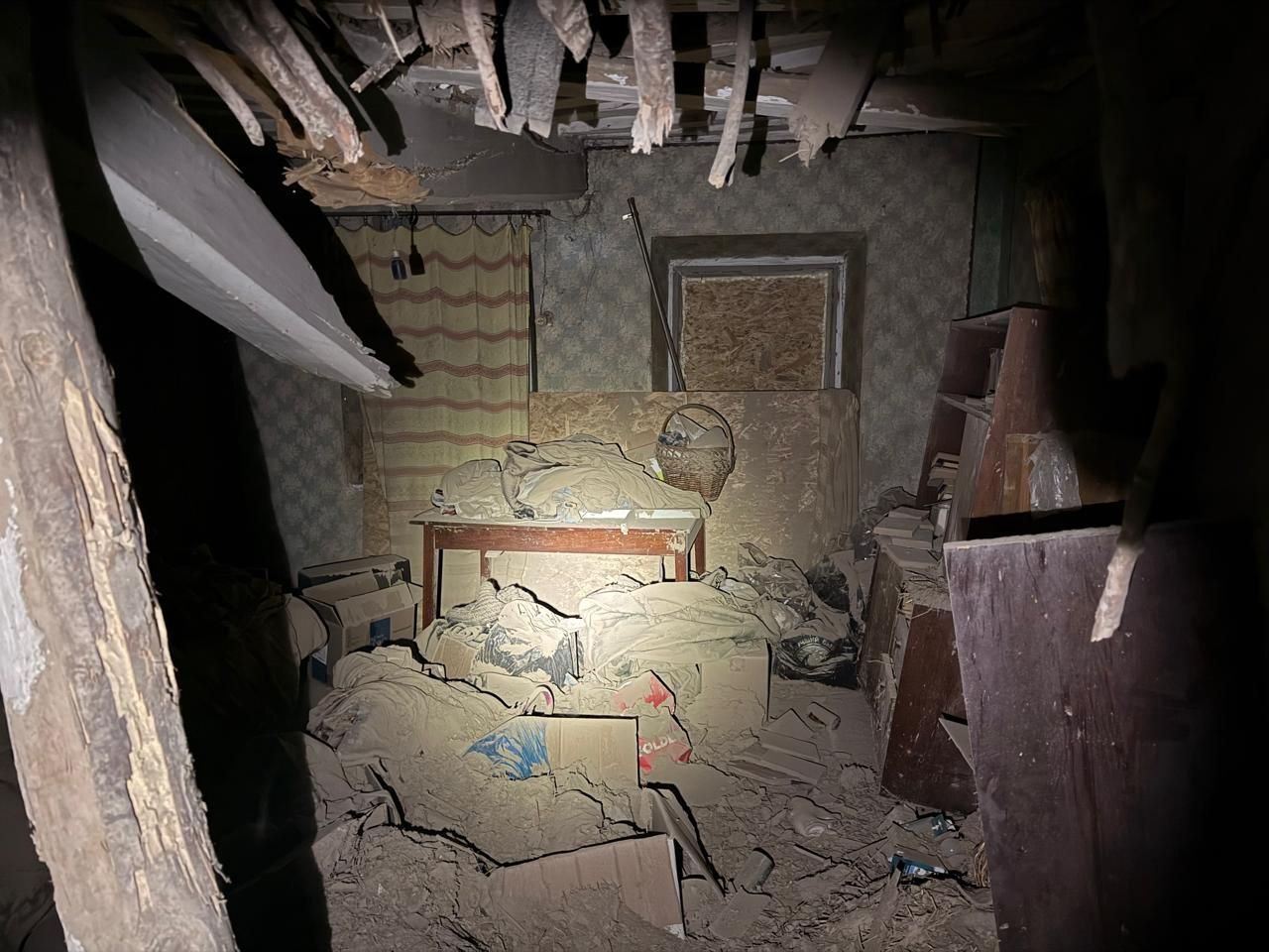 росіяни вночі атакували Нікопольщину артилерією та FPV-дронами: є постраждалий — 12.01.2026