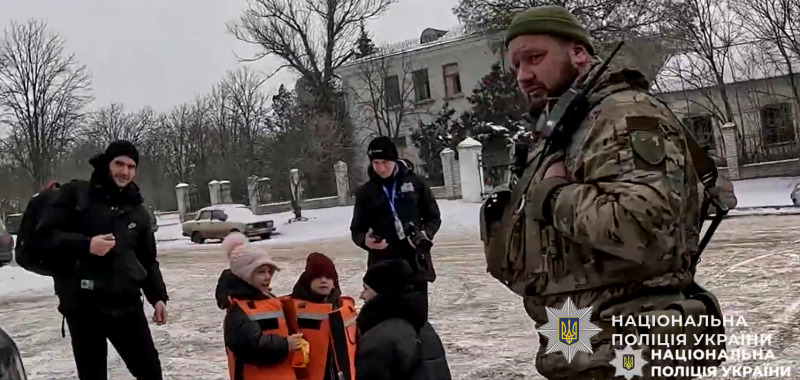 «КАБи б’ють по хатах, вся вулиця розбита»: з прифронтових сіл Синельниківщини евакуювали дітей і літніх людей