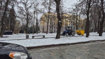 У Дніпрі розчищають та обробляють дороги та тротуари - 5.01.2026